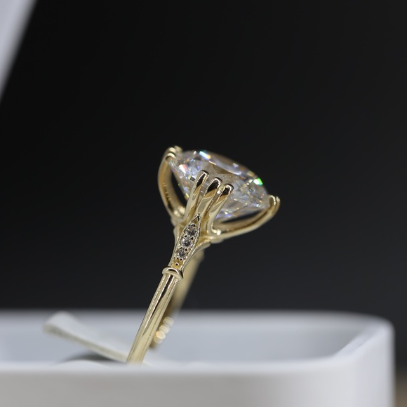 Edwardian Era Ring 7 Carat Round Brilliant Lab-Grown Diamond in Yellow Gold - Picture 4 of 7